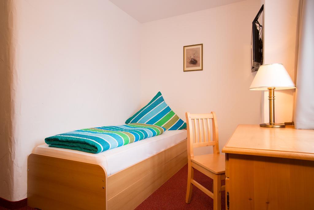 Hotel Gasthof Zum Lamm Garmisch-Partenkirchen Zimmer foto